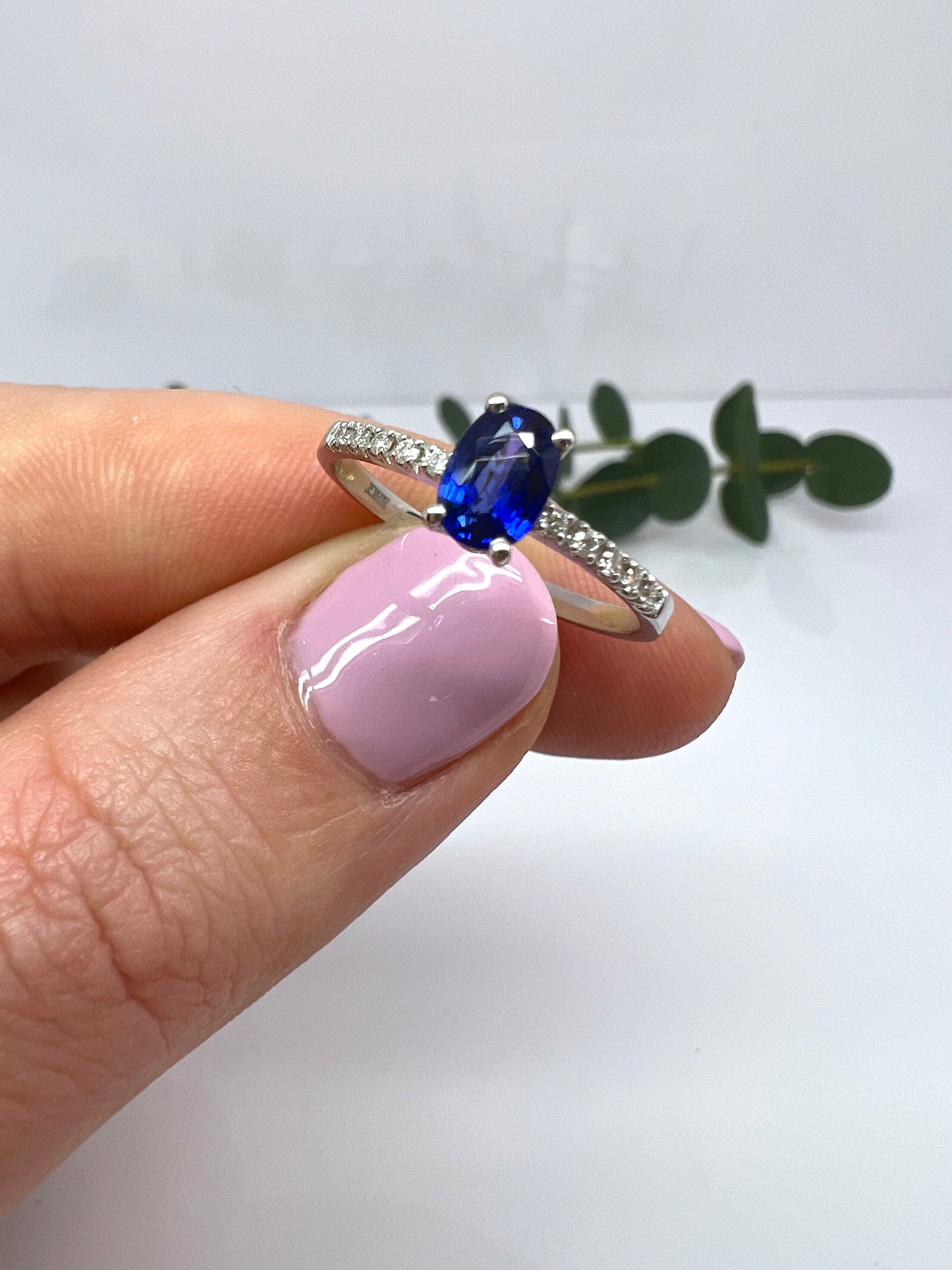 ANELLO SOLITARIO CON ZAFFIRO E DIAMANTI