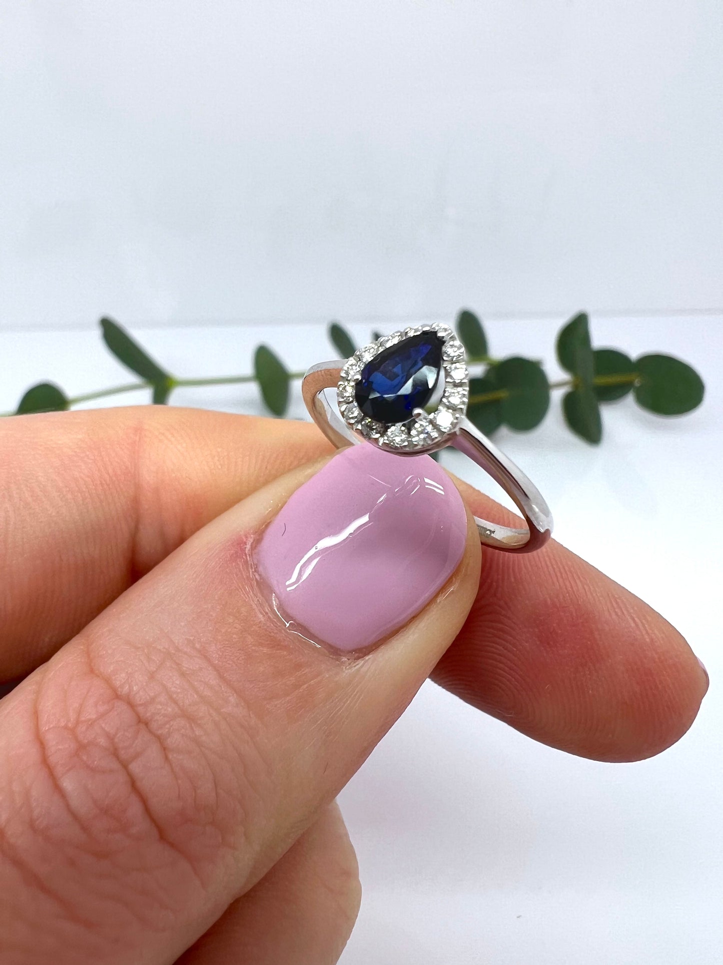 ANELLO A GOCCIA CON ZAFFIRO E DIAMANTI