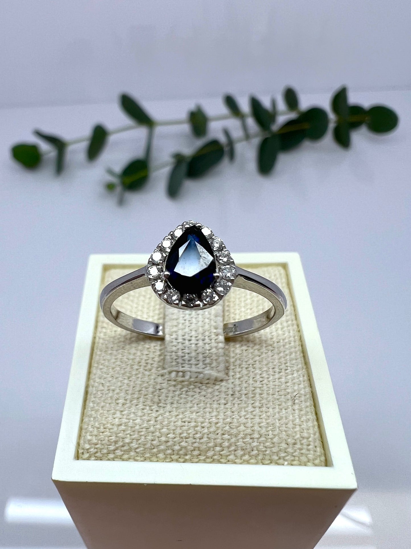 ANELLO A GOCCIA CON ZAFFIRO E DIAMANTI