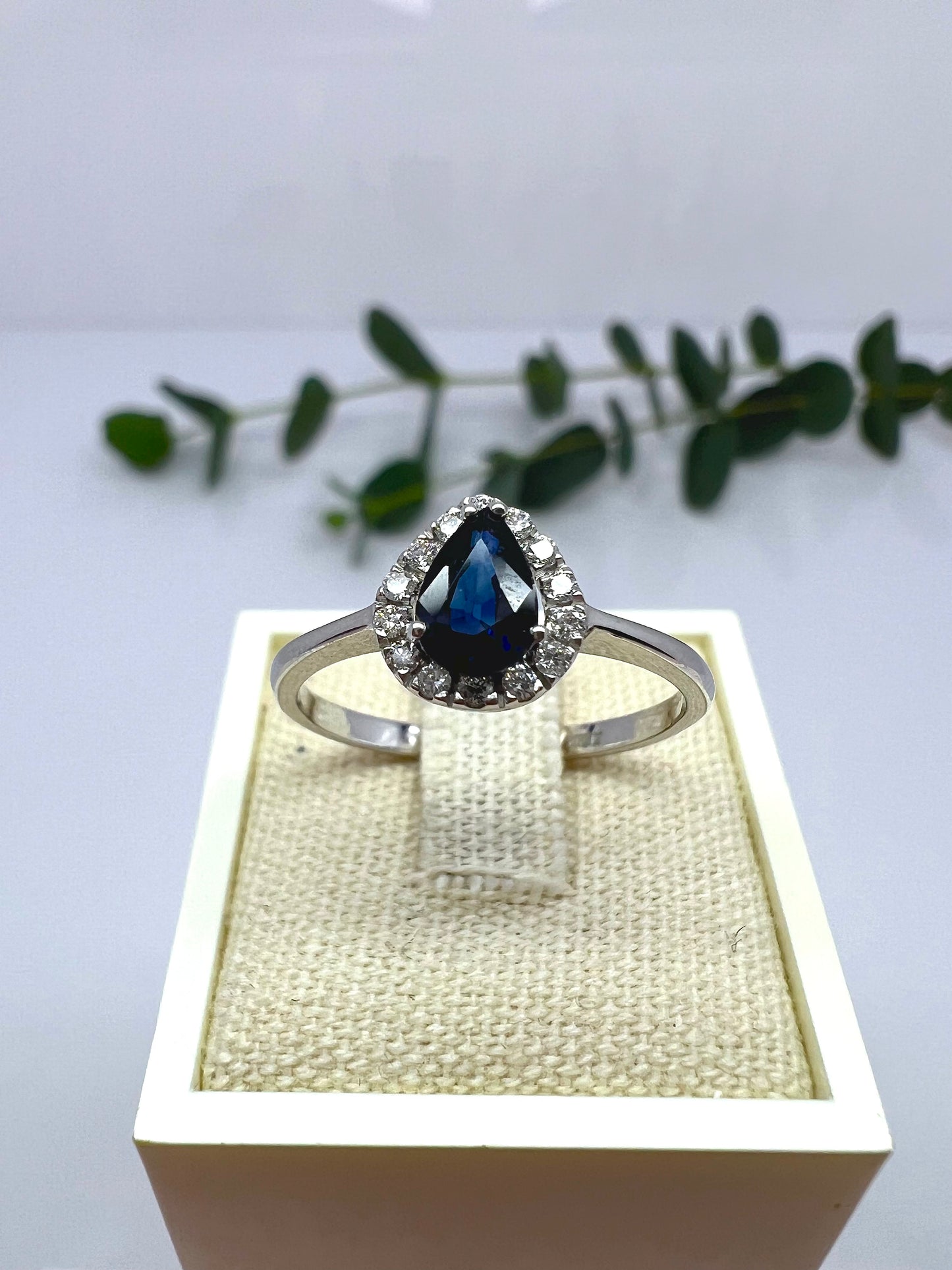 ANELLO A GOCCIA CON ZAFFIRO E DIAMANTI