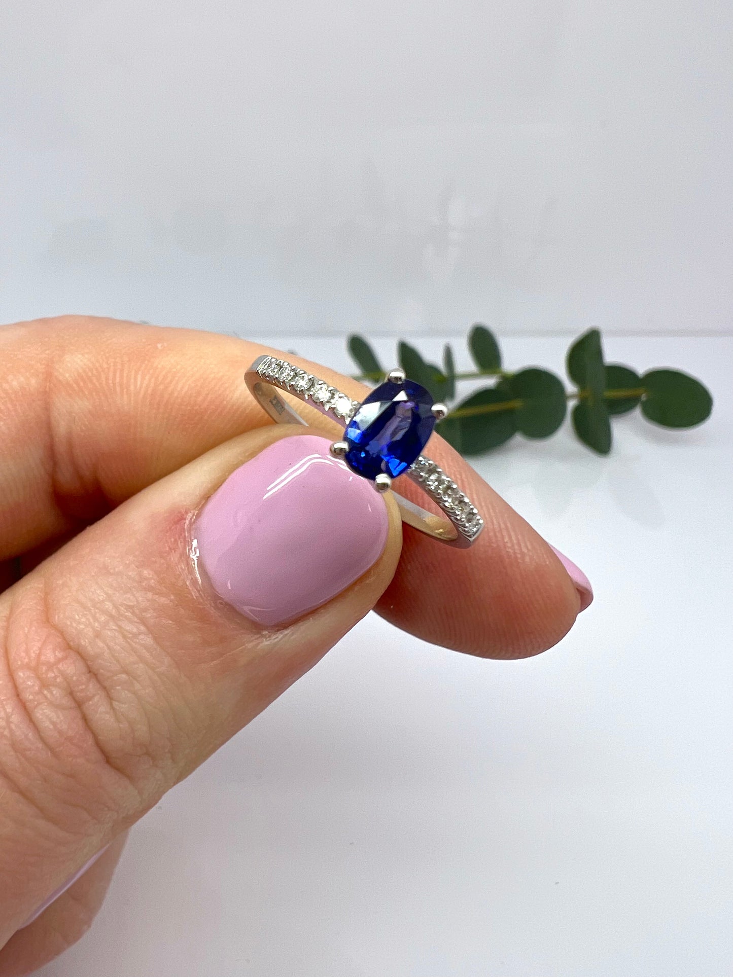 ANELLO SOLITARIO CON ZAFFIRO E DIAMANTI